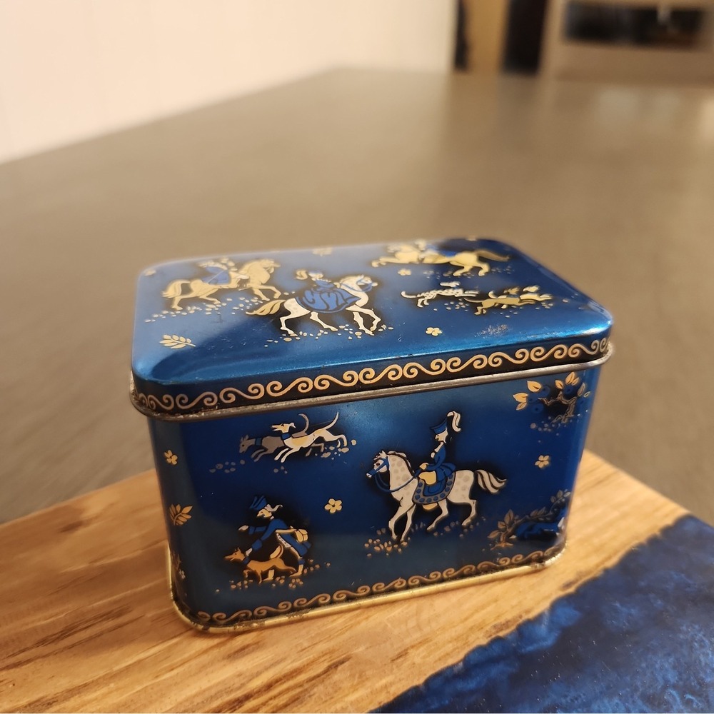 Vintage Old Royal Kerry Fruit Drops Tin Royal Horseback Riders Made England Blue